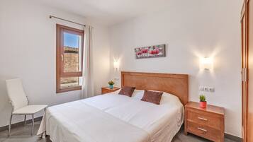 Tabla de planchar con plancha, wifi y ropa de cama