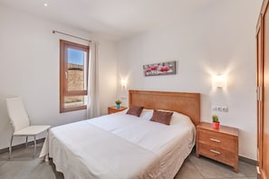 Een strijkplank/strijkijzer, wifi, beddengoed