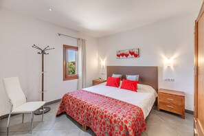 Iron/ironing board, WiFi, bed sheets - Beautiful Home in the Heart of Mallorca with Air Conditioning and Wi-Fi (Petra)