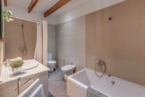 Een douche, een haardroger, handdoeken