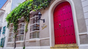 A building with a red door, white walls, and green shutters. - NOK Private Villa in Cartagena s Walled City (Cartagena)