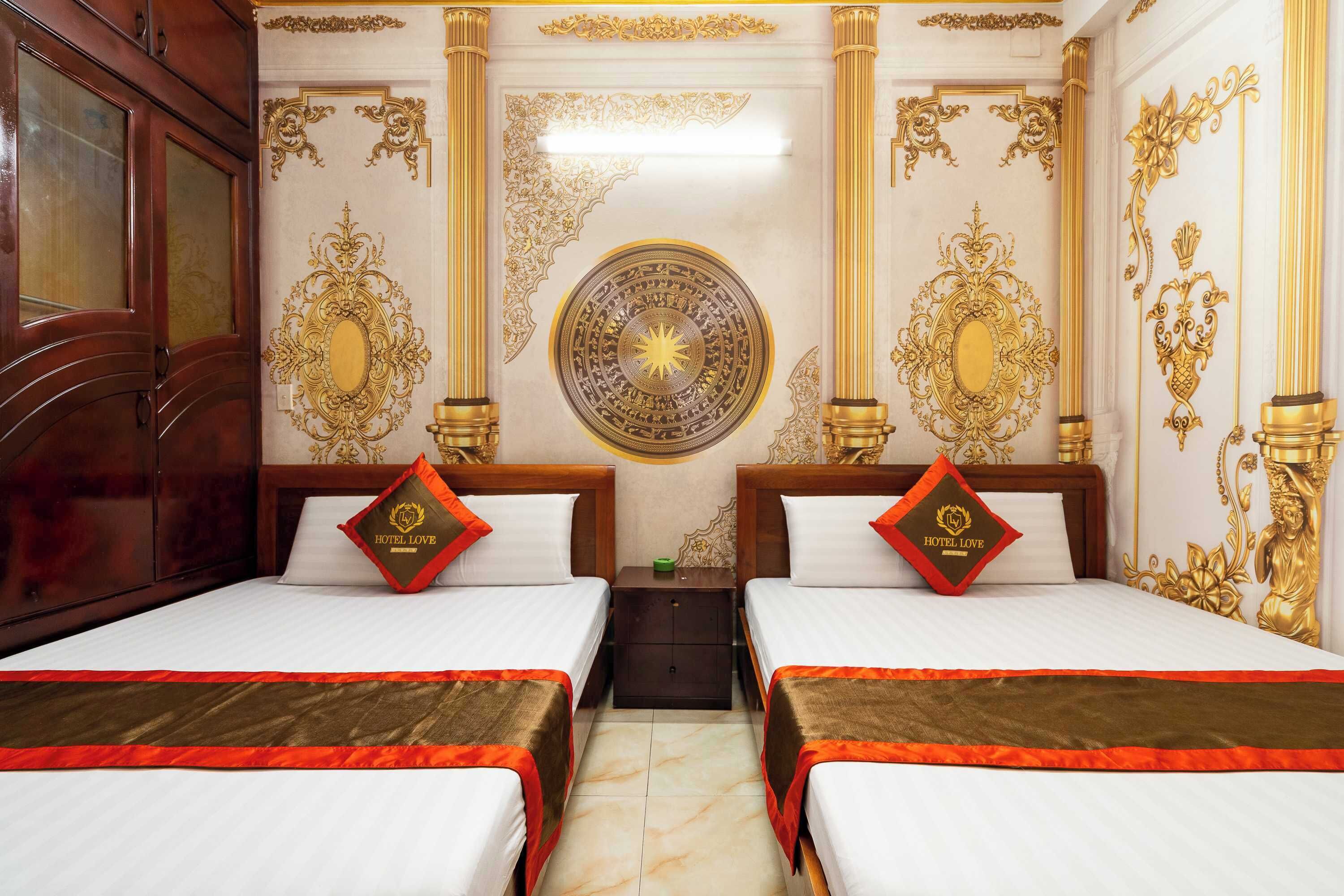 Een hotelkamer met twee bedden, decoratieve wandversieringen en een decoratief wandtapijt.
