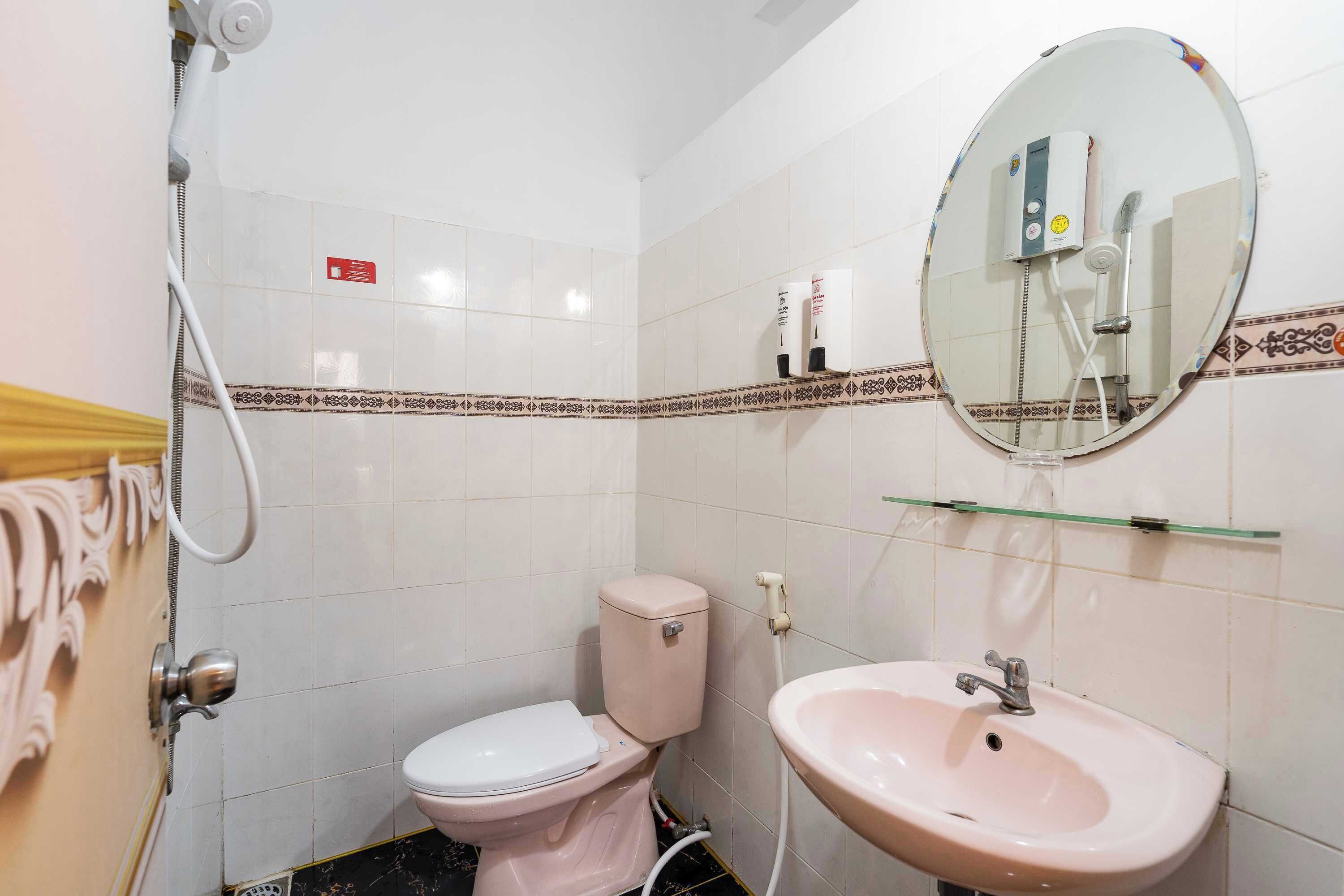 Superior-værelse til 3 personer | Badeværelse | Bruser, håndklæder, Sæbe, Shampoo