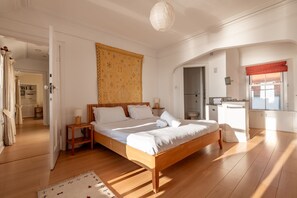 5 bedrooms, iron/ironing board, free WiFi, bed sheets