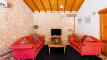 Una televisión, una chimenea, una mesa de tenis de mesa