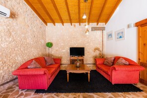 Una televisión, una chimenea, una mesa de tenis de mesa