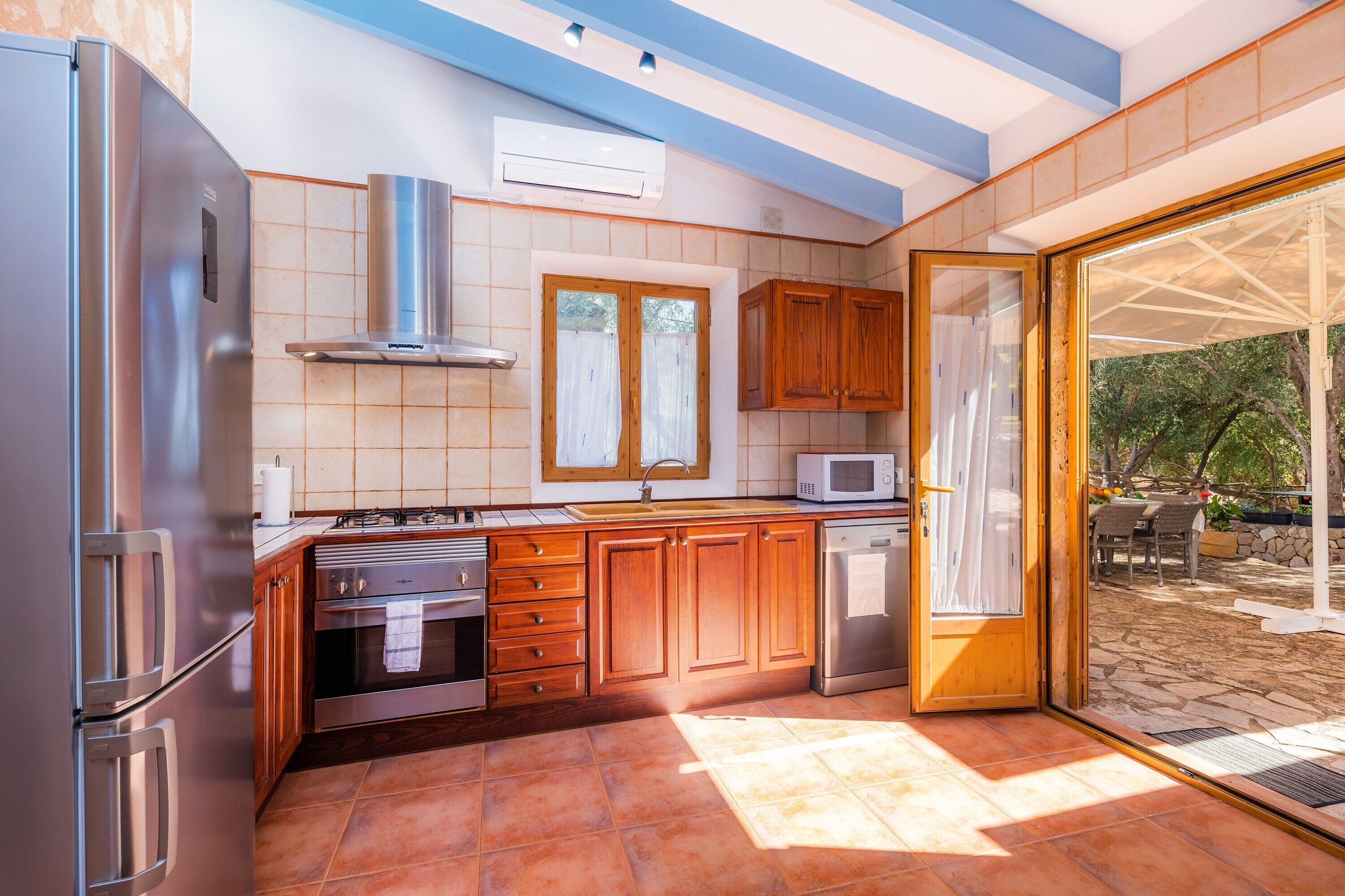 Kylskåp, mikrovågsugn, ugn och spishäll