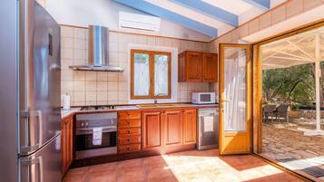 Kylskåp, mikrovågsugn, ugn och spishäll