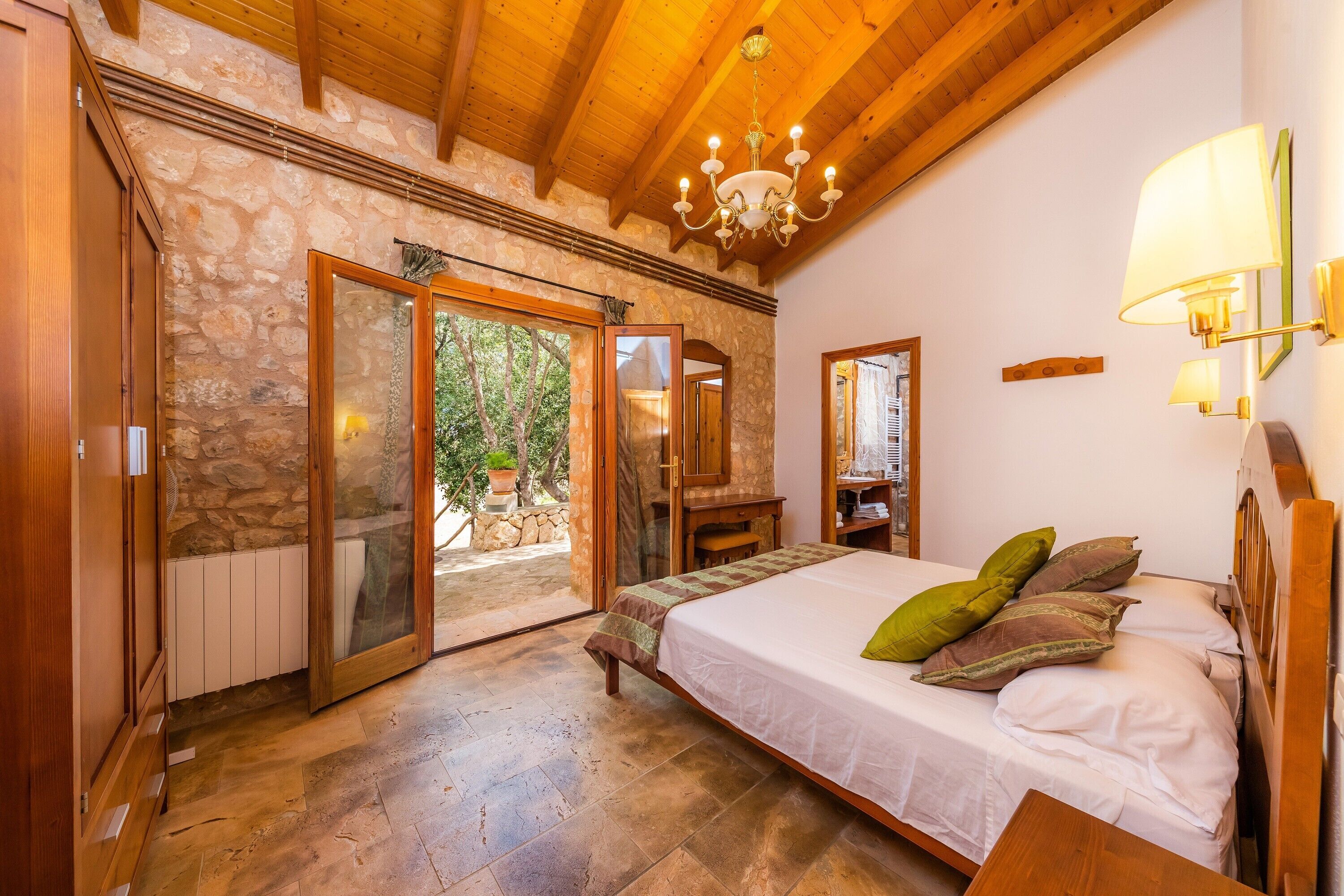 Tabla de planchar con plancha, wifi y ropa de cama 