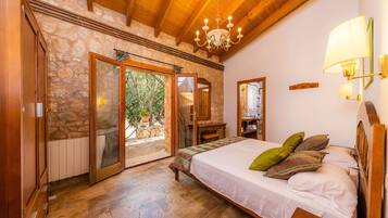 Tabla de planchar con plancha, wifi y ropa de cama