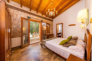 Tabla de planchar con plancha, wifi, ropa de cama