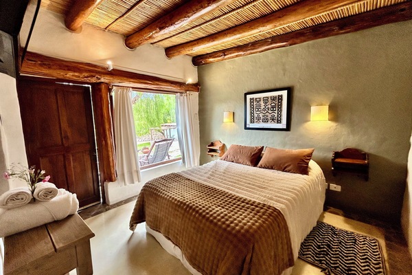 Habitación doble superior, patio, vista al jardín | Caja de seguridad en la habitación, cortinas blackout y insonorización