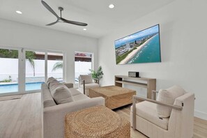 Televisión y oficina 