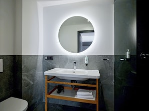 Shower, hair dryer, towels, soap - Hotel Verde City (Koszalin)