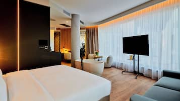 Elite Studio Suite | Desk, laptop workspace, soundproofing, free WiFi