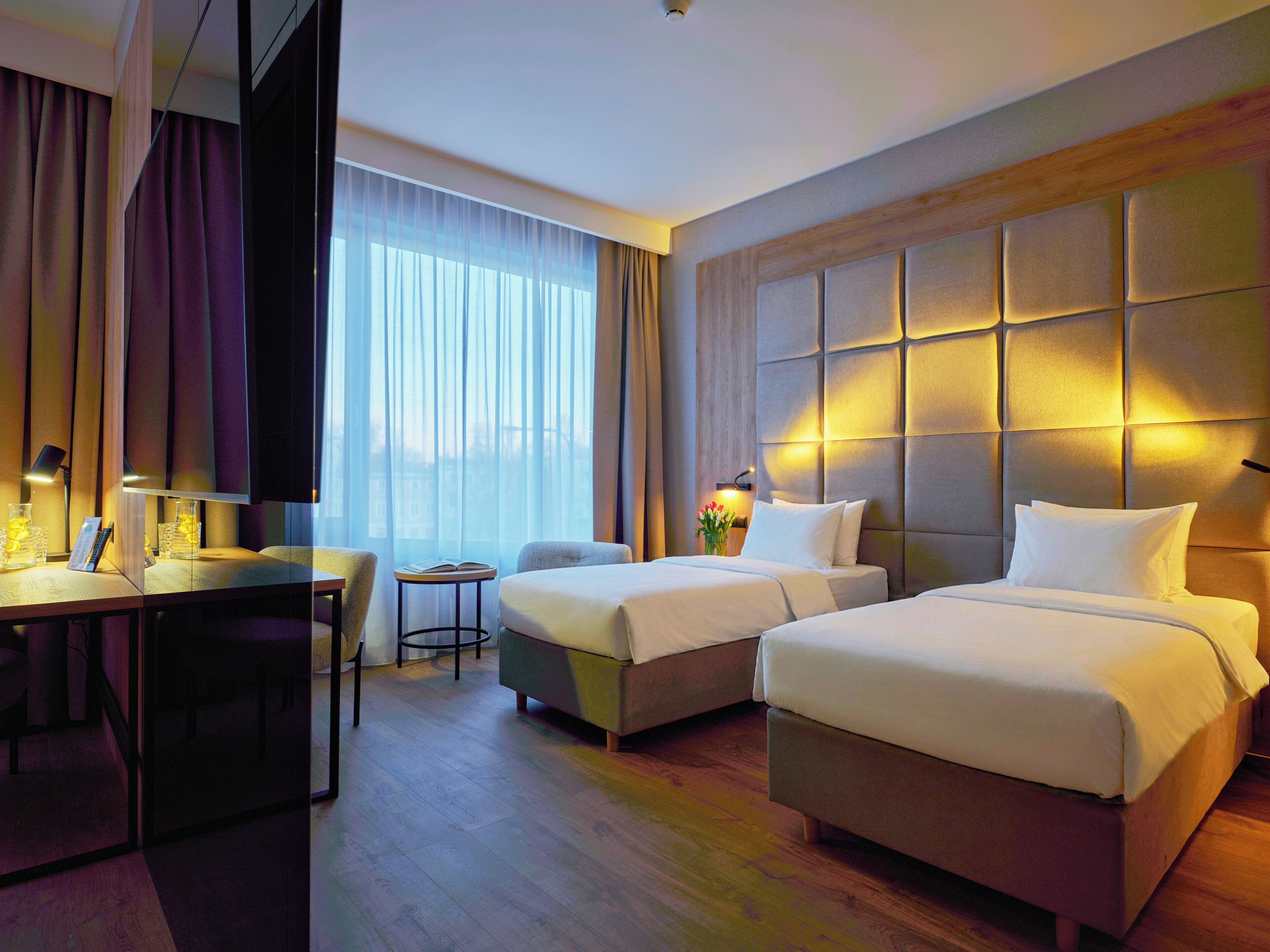 Työpöytä, kannettavalle tietokoneelle sopiva työtila, ilmainen Wi-Fi