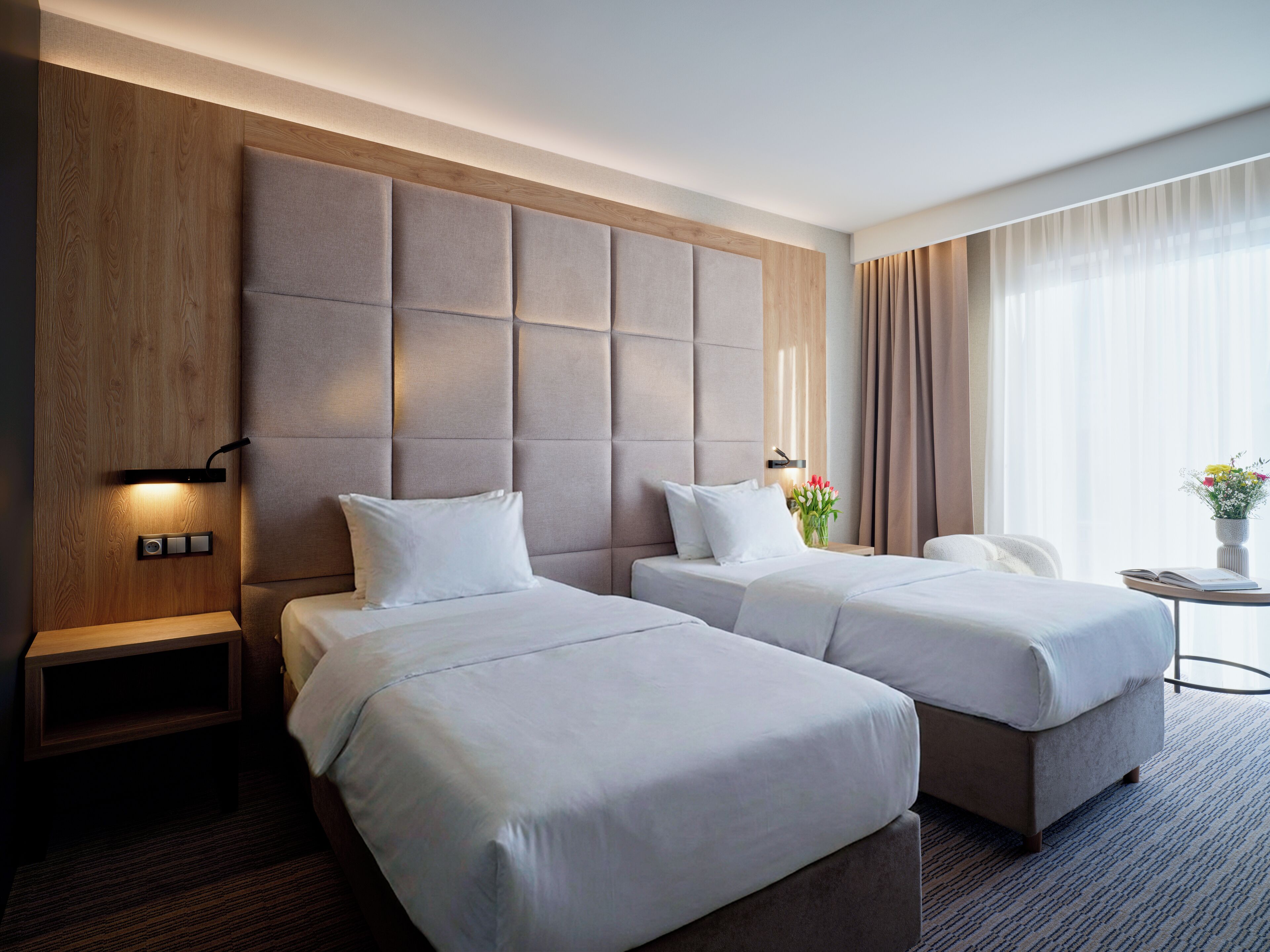 Työpöytä, kannettavalle tietokoneelle sopiva työtila, ilmainen Wi-Fi