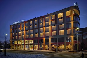 Majoituspaikan julkisivu illalla/yöllä