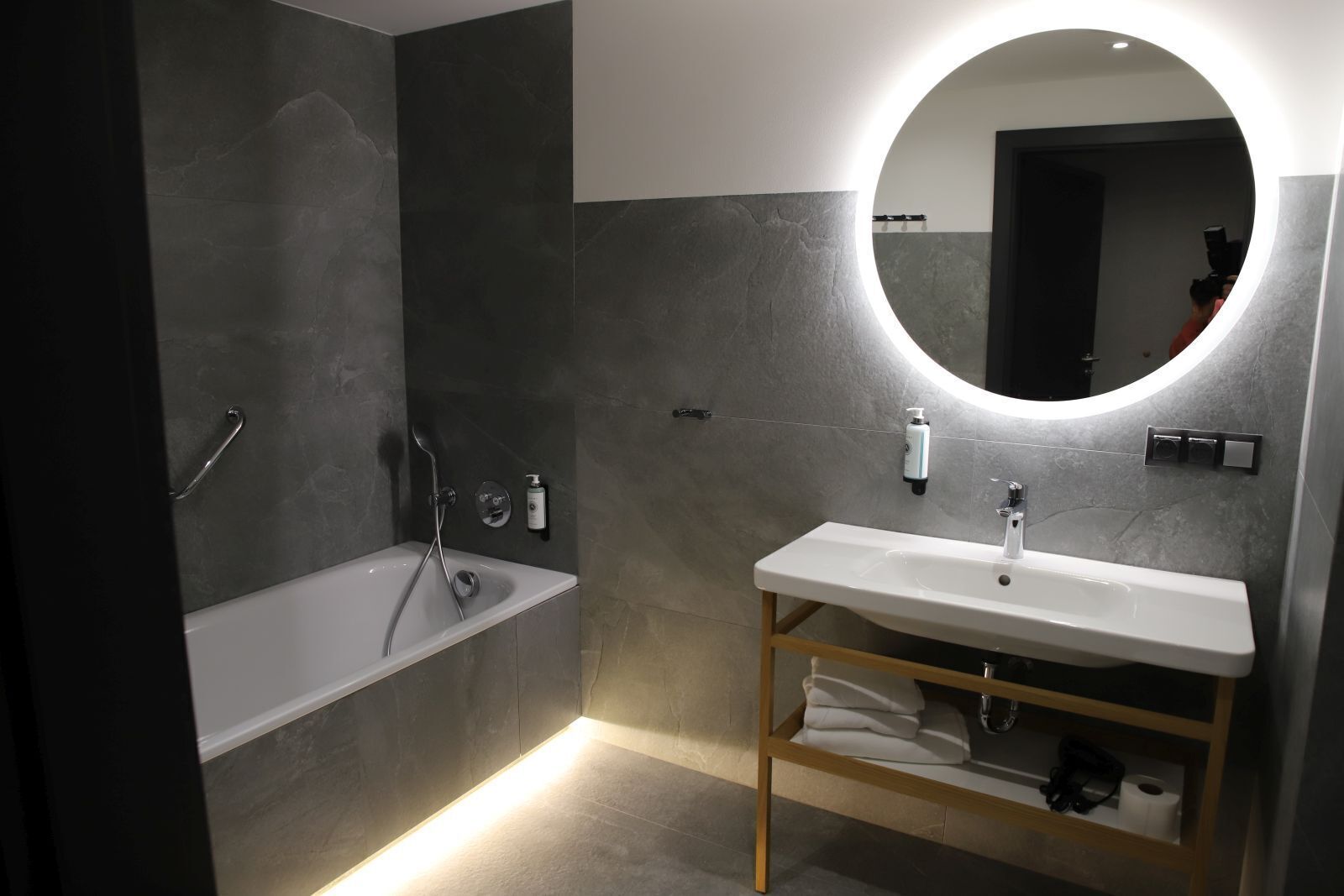 Single Room, Non Smoking, City View | Bathroom | Hair dryer, towels, soap, shampoo