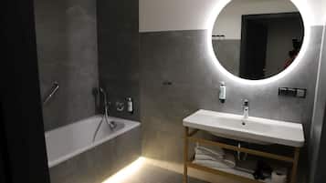 Secador de pelo, toallas, jabón, shampoo