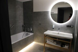 Secador de pelo, toallas, jabón, shampoo