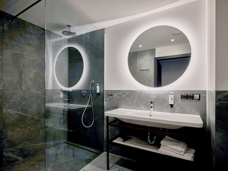 Shower, hair dryer, towels, soap. Hotel Verde City