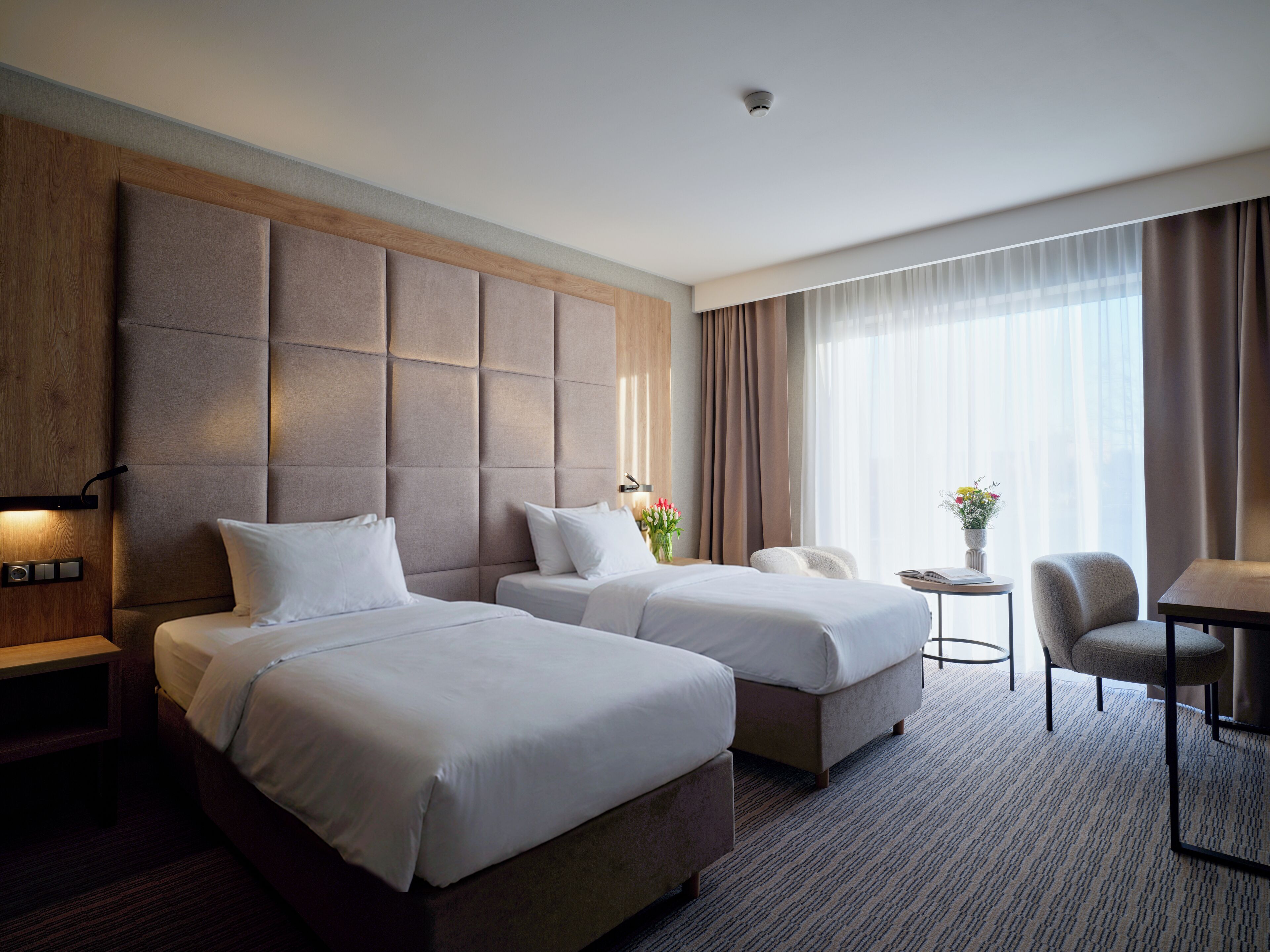 Työpöytä, kannettavalle tietokoneelle sopiva työtila, ilmainen Wi-Fi