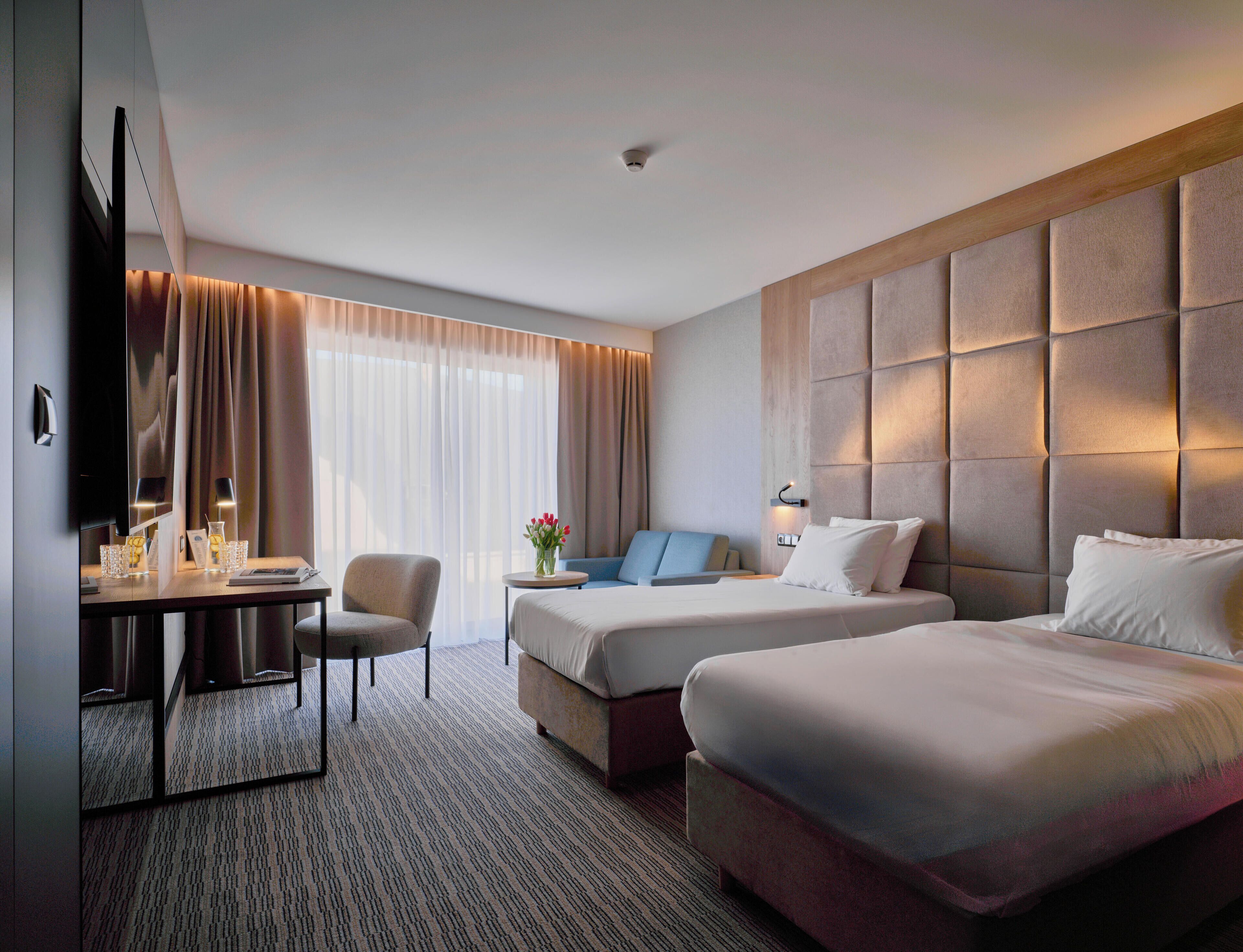 Kahden hengen perhehuone (kaksi sänkyä) | Työpöytä, kannettavalle tietokoneelle sopiva työtila, ilmainen Wi-Fi