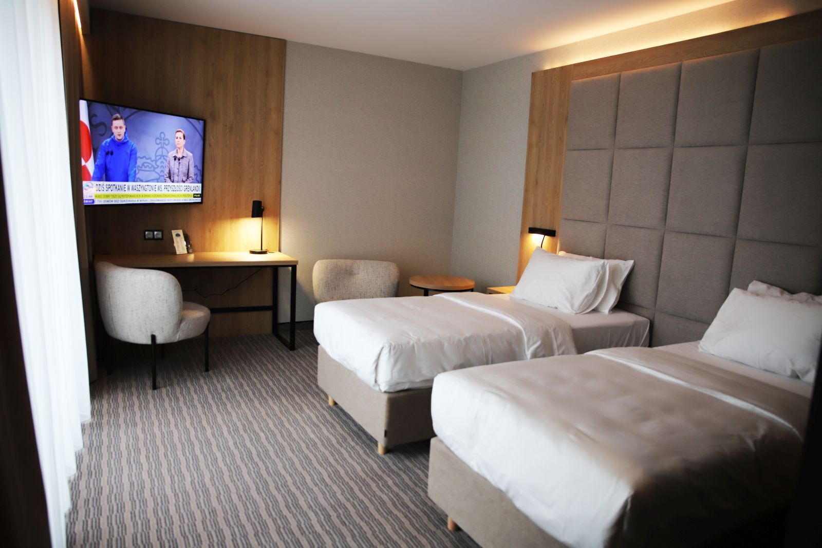 Escritorio, espacio para trabajar con laptop y wifi gratis 