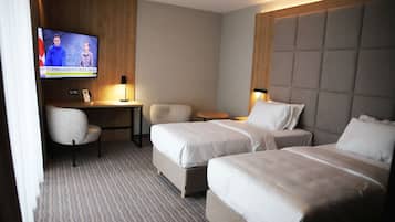 Escritorio, espacio para trabajar con laptop y wifi gratis