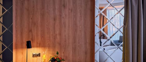 Suite estudio Elite | Escritorio, espacio para trabajar con laptop y wifi gratis