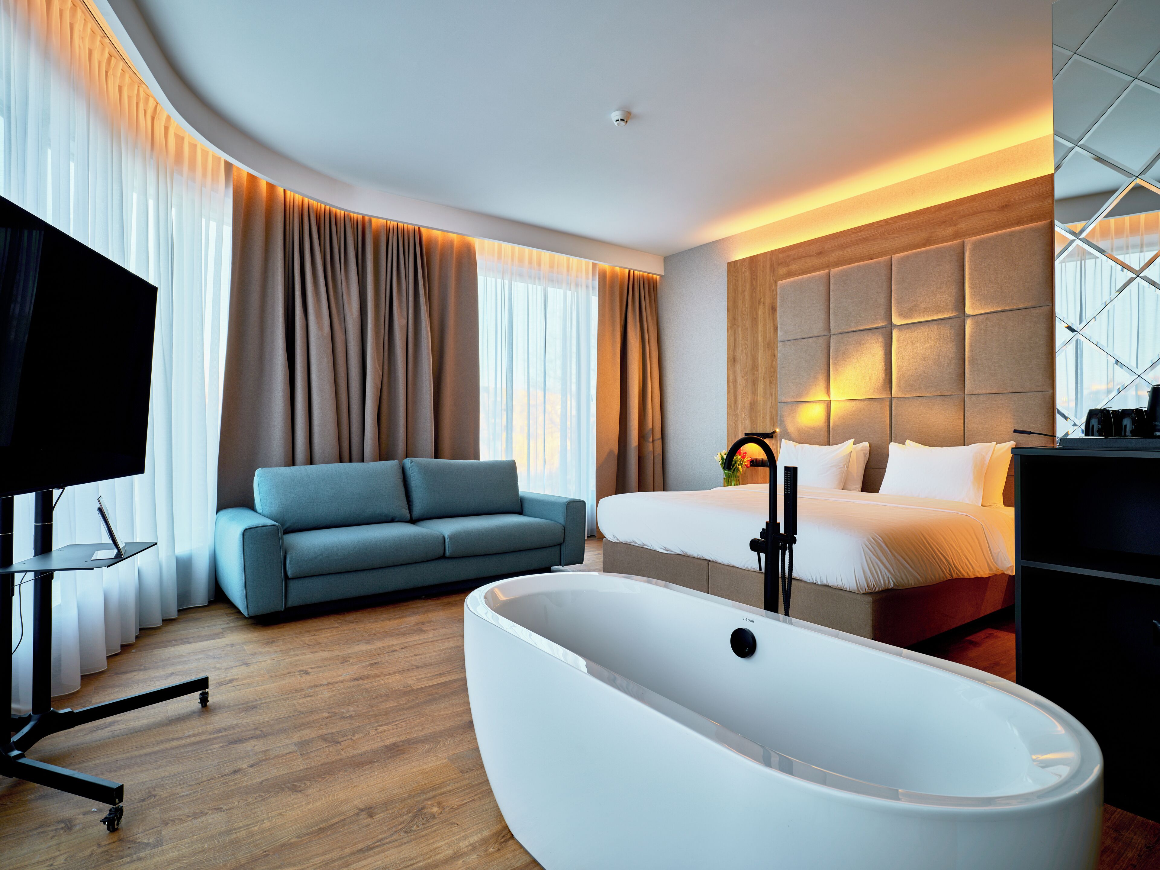Elite Studio Suite | Desk, laptop workspace, free WiFi, bed sheets