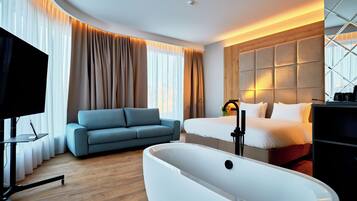 Elite Studio Suite | Desk, laptop workspace, free WiFi, bed sheets