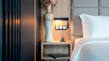 Escritorio, espacio para trabajar con laptop y wifi gratis