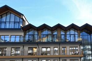 A multi-story building with large windows and balconies. - RentPlanet - Apartamenty Górna 19 (Szklarska Poręba)