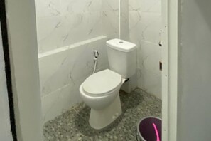 Deluxe Double Room | Bathroom | Shower - OYO 95038 Khanza Stay (Semarang)