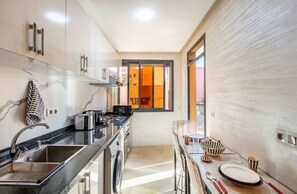 Private kitchen - Cozy 2-Bedroom Apartment in Marrakech City Center (Marrakech)