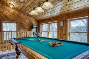 Games room - The Secluded Hideaway- Privacy, Romance, Hot Tub, & Pool Table (Sevierville)