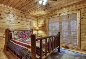 Iron/ironing board, free WiFi, bed sheets - The Secluded Hideaway- Privacy, Romance, Hot Tub, & Pool Table (Sevierville)