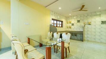 Deluxe Villa, Garden View | Dining