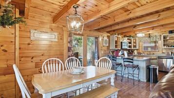 Signature Cabin, 3 Bedrooms, Balcony, Mountain View | In-room dining