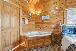 Signature-Ferienhütte, 3 Schlafzimmer, Balkon, Bergblick | Badezimmer