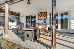Outdoor dining - Waterfront Coastal Retreat on Ocean Pines Golf Course with Private Dock (Berlin)