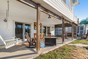 Outdoor dining - Waterfront Coastal Retreat on Ocean Pines Golf Course with Private Dock (Berlin)