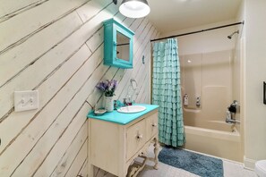 Hair dryer - Waterfront Coastal Retreat on Ocean Pines Golf Course with Private Dock (Berlin)