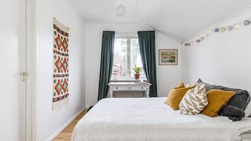 Villa – classic, hageutsikt | Skrivebord, skrivebord for bærbar PC og wi-fi (inkludert)