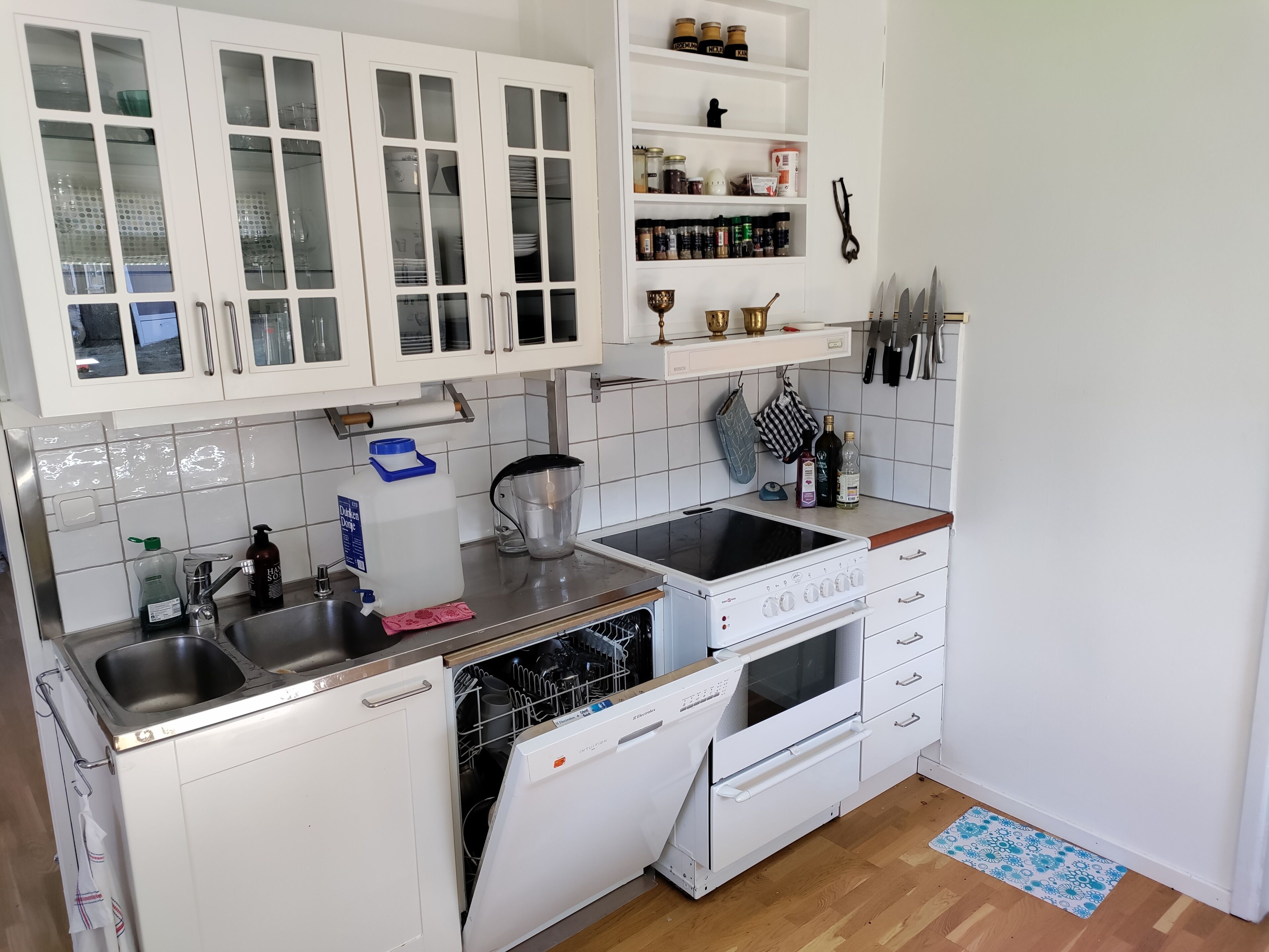 Full-size fridge, microwave, oven, stovetop