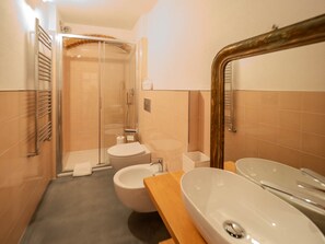 Bathroom - Gemma Apartment with AC Sea View Balcony (Vernazza)
