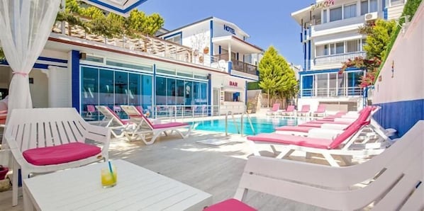 Una piscina al aire libre de temporada