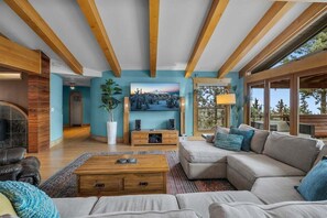 TV, fireplace - Bluebird Day - Trenton View, Experience luxury, 4-bedroom home in Bend, OR. Hot tub! (Bend)